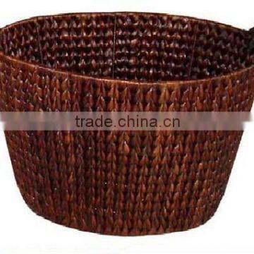 Oval basket with handle