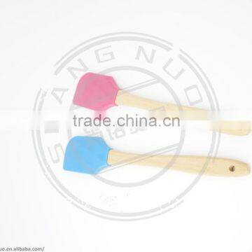 Corlorful Silicone Cream Scraper with wooden handle