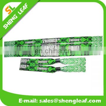 Well design woven wristband with clip