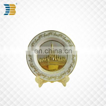 custom zinc plating embossed souvenir plate with wooden base