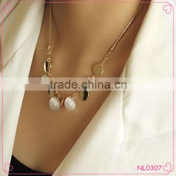 Latest Simple Design Metal Round Pieces Imitation Opal Pendant Necklace for Women