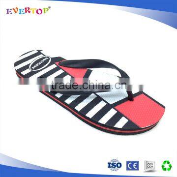 China manufacture red black two colors sole sandals with red middle line printed pe flip flops cheap men slippers