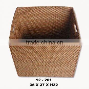Rattan laundry basket with handle