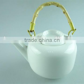White cheap price ceramic teapot with plastic handle in stock