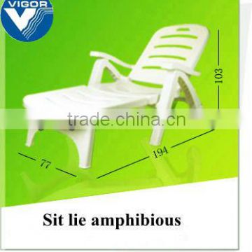 white plastic sun lounger/plastic recliner lounger