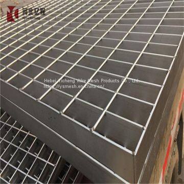 Walk way metal sheet drainage channel with strong structure and ventilating performance