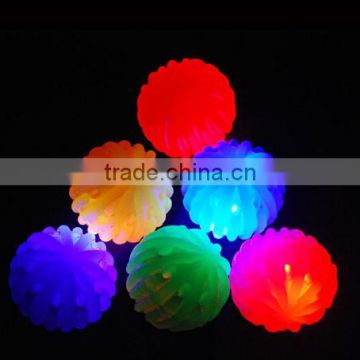 Hot selling honey comb flashing colorful rubber bounce ball with flashing led light