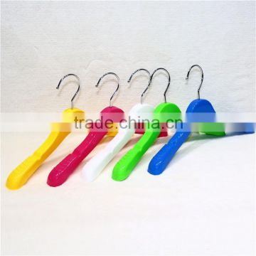 Hot sale coloured kids children plastic hangers/coat hanger for clothes with metal hook