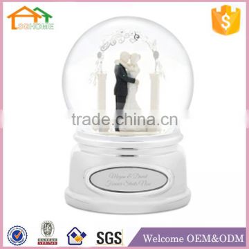Factory Custom made best wedding decoration snow globe gift polyresin resin favors wedding gifts