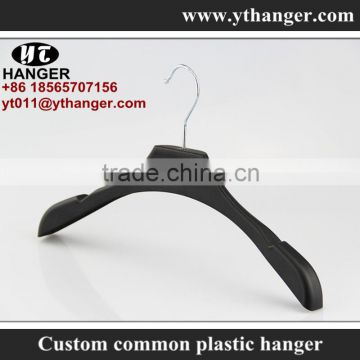 IMY-476 black non-slip plastic hanger for wholesale