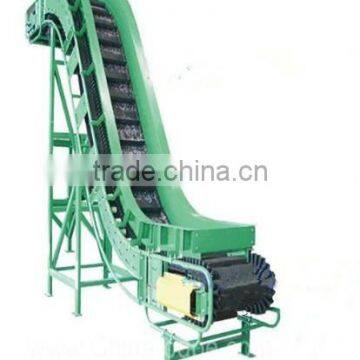 High inclination angle corrugated sidewall and toothed belt conveyor