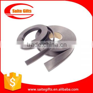 Isotropic rubber magnet strip or rolls
