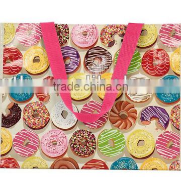 Custom exquisite and decorative gift Paper bag with reasonable price wholesale