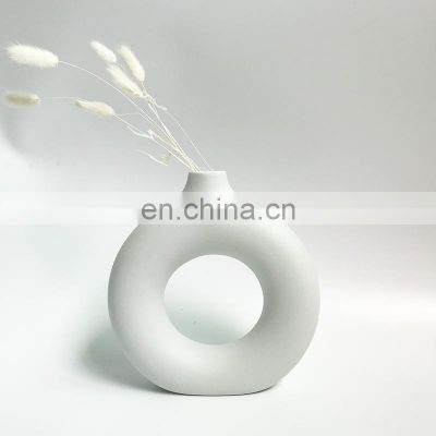 Drop shipping Modern Decorative Handmade Art Porcelain White Round Ceramic Irregular Flower Vase Nordic