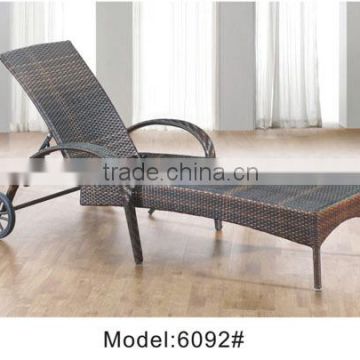 Comfortable rattan outdoor furniture swimming pool sunbed sun lounger with wheels