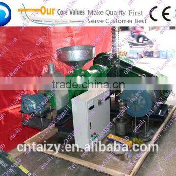 farmer use small extruder for floating fish food