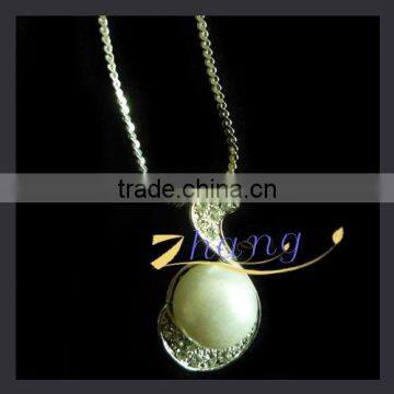 rhinestone pendant necklace with a large pearl in centre