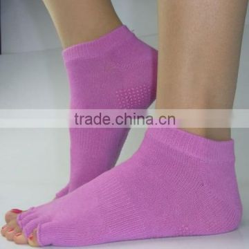 Factory wholesale Dancing free toe no skid balance pilates no toe socks happy feet grip floor socks bamboo yoga socks