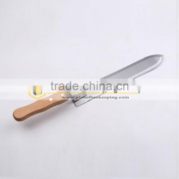 Tooth shaped uncapping knife with knife toe turning up