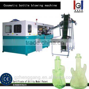 Blow molding machine for blowing pet bottles