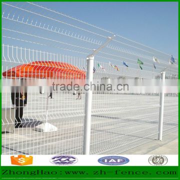 Factory direct sale powder coated triangle bending fence / peach shape post fence