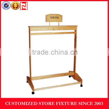 2015 fashionable wood clothes display stand for youth
