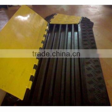 2014 New products yellow rubber ramp, 5 channel cable crossover