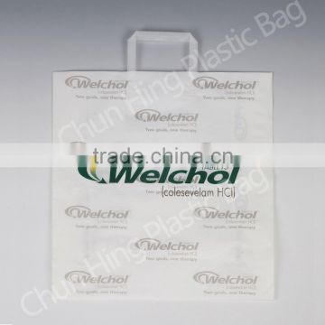 Plastic shopping bag with softloop handle