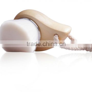 2015 hot sale Comma shape facial cleansing brush with woodden handle