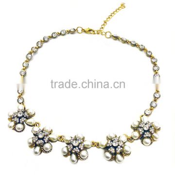 beautiful synthetic pearls and crystal unique flowers design necklace