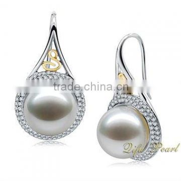Luxurious 18K Gold Hook Earring with Southsea Pearl