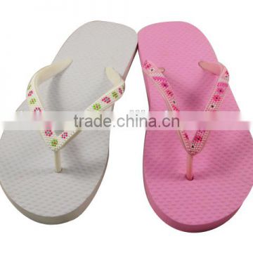 basic fashion beach flipflop with flower injected pvc strap