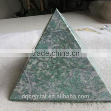 factory bulk chinese green jade energy crystal pyramid for healing