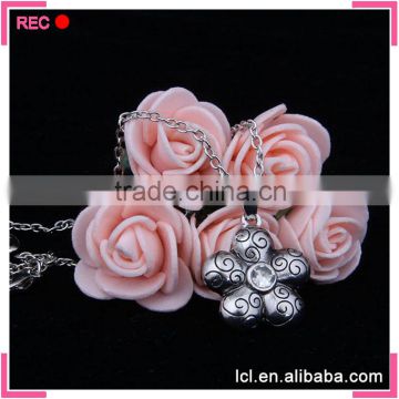 Fashionable new design necklace, flowers shaped charm necklace designs