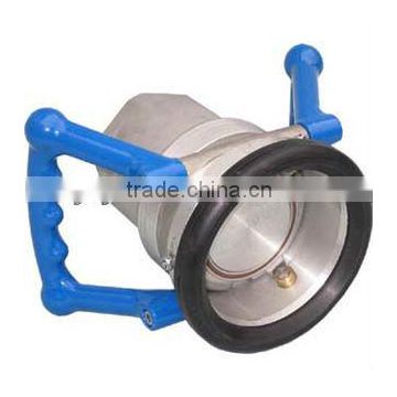 Dry disconnect coupler/ discharge valve