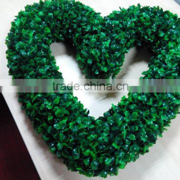 Hot selling green artificial plastic heart-shaped wreath