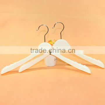 QD-A802 Elegant white plastic coat hanger for clothes display